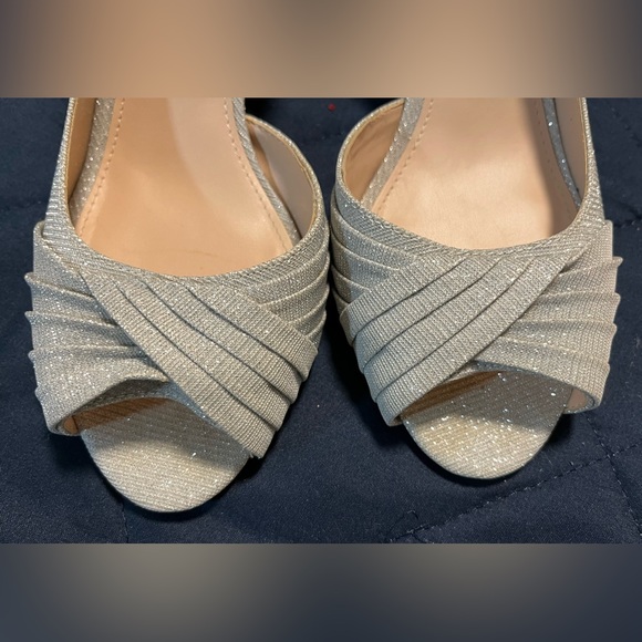 Gorgeous silver/white sparkle shoes & a crossbody/clutch purse. - Picture 7 of 10